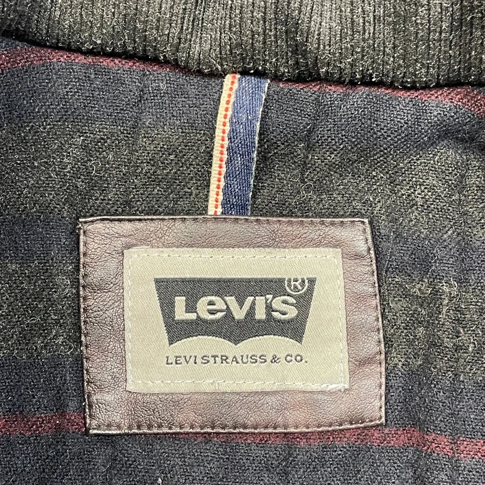 Levis command attention
